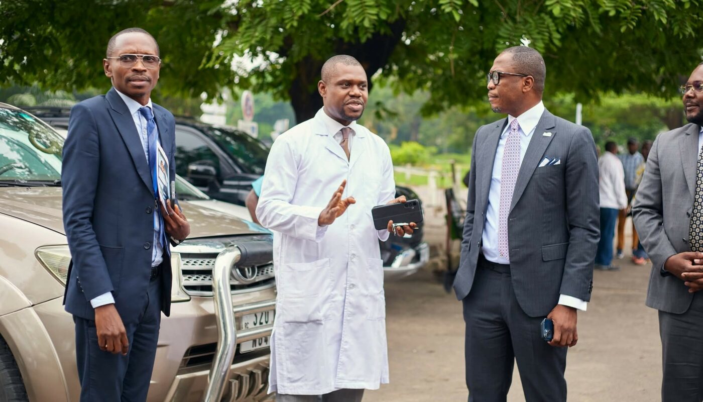 Pr Atipo Galloye recevant l'équipe d'Ecobank Congo